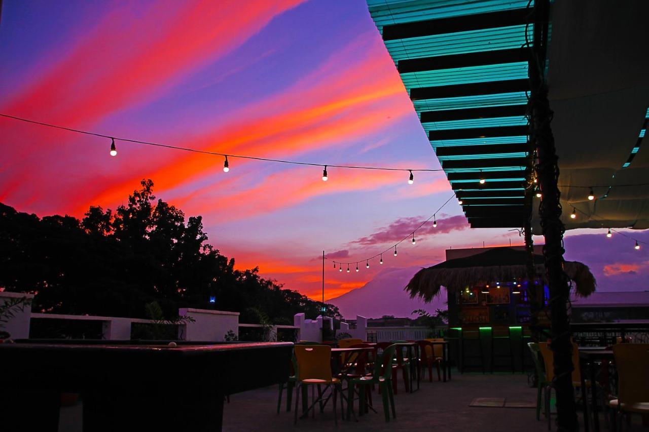 Antwet Backpacker'S Inn & Rooftop Bar Dumaguete City ภายนอก รูปภาพ